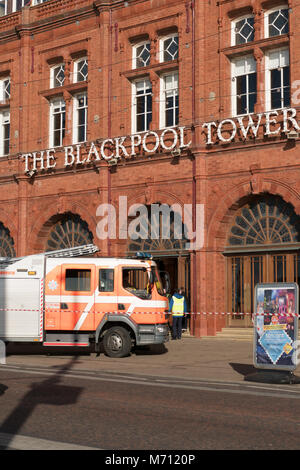 Blackpool, Lancashire, UK, 7. März 2018. Nachrichten. Ein kleines Feuer auf Blackpool Tower Dach heute. Das Feuer wird geglaubt, durch Handwerker arbeiten an der berühmten Tower begonnen zu haben. Es ist bis zu 12 Personen, wo an der Spitze des Turms, wenn der Feueralarm ausgelöst wurden, und gibt Sicherheit und es wurde ihnen gesagt, daß sie an der Spitze zu bleiben, bis die Feuerwehr beendet hatte der Turm sicher. copyright Gary Telford/Alamy leben Nachrichten geglaubt Stockfoto