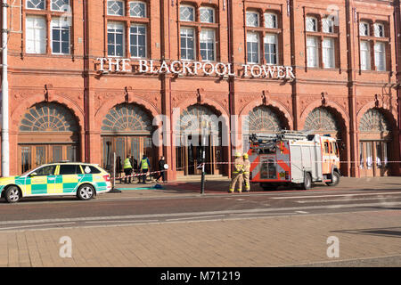 Blackpool, Lancashire, UK, 7. März 2018. Nachrichten. Ein kleines Feuer auf Blackpool Tower Dach heute. Das Feuer wird geglaubt, durch Handwerker arbeiten an der berühmten Tower begonnen zu haben. Es ist bis zu 12 Personen, wo an der Spitze des Turms, wenn der Feueralarm ausgelöst wurden, und gibt Sicherheit und es wurde ihnen gesagt, daß sie an der Spitze zu bleiben, bis die Feuerwehr beendet hatte der Turm sicher. copyright Gary Telford/Alamy leben Nachrichten geglaubt Stockfoto