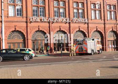 Blackpool, Lancashire, UK, 7. März 2018. Nachrichten. Ein kleines Feuer auf Blackpool Tower Dach heute. Das Feuer wird geglaubt, durch Handwerker arbeiten an der berühmten Tower begonnen zu haben. Es ist bis zu 12 Personen, wo an der Spitze des Turms, wenn der Feueralarm ausgelöst wurden, und gibt Sicherheit und es wurde ihnen gesagt, daß sie an der Spitze zu bleiben, bis die Feuerwehr beendet hatte der Turm sicher. copyright Gary Telford/Alamy leben Nachrichten geglaubt Stockfoto