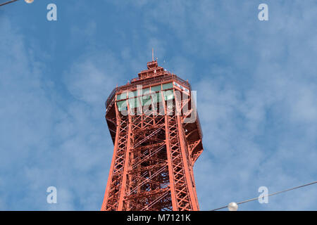 Blackpool, Lancashire, UK, 7. März 2018. Nachrichten. Ein kleines Feuer auf Blackpool Tower Dach heute. Das Feuer wird geglaubt, durch Handwerker arbeiten an der berühmten Tower begonnen zu haben. Es ist bis zu 12 Personen, wo an der Spitze des Turms, wenn der Feueralarm ausgelöst wurden, und gibt Sicherheit und es wurde ihnen gesagt, daß sie an der Spitze zu bleiben, bis die Feuerwehr beendet hatte der Turm sicher. copyright Gary Telford/Alamy leben Nachrichten geglaubt Stockfoto