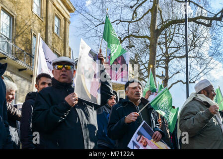 London, Großbritannien - 7. März, 2018: Pro-Saudi Staatsangehörigen außerhalb der Downing Street in London, UK willkommen Saudi-arabischen Kronprinzen Mohammed Bin Salman Besuch in Großbritannien. Dieses kommt in der Kulisse von Großbritannien und Saudi-Arabien Rollen im Jemen Konflikt, der behauptet hat schätzungsweise 10.000 Menschenleben. Die leistungsstarke Erbin der saudischen Thron werden sich für Gespräche mit Premierminister Theresa May, Außenminister Boris Johnson und der königlichen Familie. Beide Länder streben langjährige Verteidigung Riegel in eine weitreichende Partnerschaft zu erweitern. Credit: Alexandre Rotenberg/Alamy leben Nachrichten Stockfoto