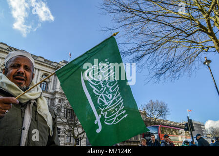 London, Großbritannien - 7. März, 2018: Pro-Saudi Staatsangehörigen außerhalb der Downing Street in London, UK willkommen Saudi-arabischen Kronprinzen Mohammed Bin Salman Besuch in Großbritannien. Dieses kommt in der Kulisse von Großbritannien und Saudi-Arabien Rollen im Jemen Konflikt, der behauptet hat schätzungsweise 10.000 Menschenleben. Die leistungsstarke Erbin der saudischen Thron werden sich für Gespräche mit Premierminister Theresa May, Außenminister Boris Johnson und der königlichen Familie. Beide Länder streben langjährige Verteidigung Riegel in eine weitreichende Partnerschaft zu erweitern. Credit: Alexandre Rotenberg/Alamy leben Nachrichten Stockfoto