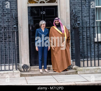 London, 7. März 2018, Premierminister Theresa May und saudischen Kronprinzen Mohammad Bin Salman außerhalb 10 Downing Street Credit Ian Davidson/Alamy leben Nachrichten Stockfoto