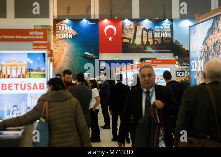 07 März 2018, Deutschland, Berlin: Besucher gehen entlang der Türkischen Saal der Internationalen Tourismusmesse (ITB). Foto: Carsten Koall/dpa Stockfoto