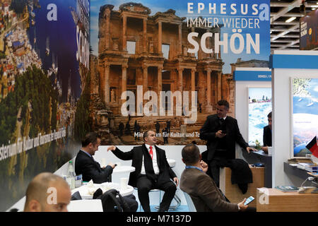 07 März 2018, Deutschland, Berlin: Mitarbeiter der Messestand der Region Ephesus sitzen in der Türkischen Saal der Internationalen Tourismusmesse (ITB). Foto: Carsten Koall/dpa Stockfoto