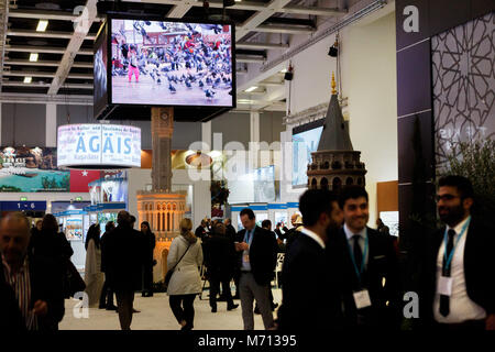 07 März 2018, Deutschland, Berlin: Besucher gehen entlang der Türkischen Saal der Internationalen Tourismusmesse (ITB). Foto: Carsten Koall/dpa Stockfoto