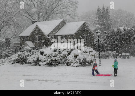 Wallingford, USA. März 2018. Zwei Mädchen mit Schlitten spielen im Schnee als ein Wintersturm / Schneesturm bringt zwischen 8' und 12' - ein Fuß Schnee an die Ostküste der Vereinigten Staaten während Quinn - A Nor'easter - Near Media PA Credit: Don Mennig/Alamy Live News Stockfoto