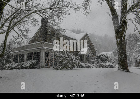 Wallingford, USA. 7. März, 2018. Schnee fällt bis zu 8" während einer noch "Ostern in der Nähe von Media PA Credit: Don Mennig/Alamy leben Nachrichten Stockfoto