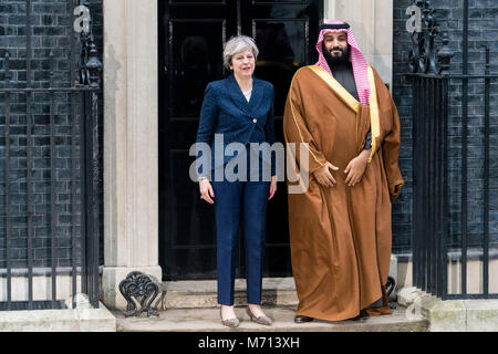 Saudi-arabien Kronprinz Mohammed Bin Salman trifft der britische Premierminister Theresa May trifft bei Nr. 10 Downing bei einem Staatsbesuch. Stockfoto
