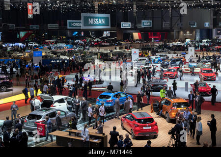 Genf, Schweiz. 6. März, 2018. Besucher und Autos auf dem 88. Internationalen Automobilsalon in Genf. Credit: JLBvdWOLF/Alamy leben Nachrichten Stockfoto