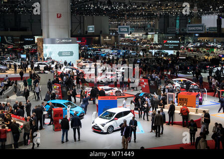 Genf, Schweiz. 6. März, 2018. Besucher und Autos auf dem 88. Internationalen Automobilsalon in Genf. Credit: JLBvdWOLF/Alamy leben Nachrichten Stockfoto