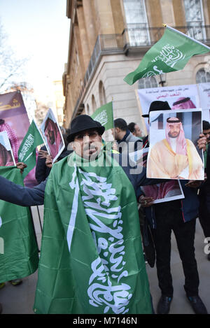 Downing Street, London, UK. 7. März 2018. Eine Gruppe von Anhängern der saudischen Prinzen sind neben der Stoppt den Krieg Demonstranten gehalten. Quelle: Matthew Chattle/Alamy leben Nachrichten Stockfoto