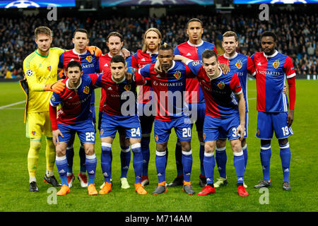 Manchester, Großbritannien. 7. März. 2018. Basel Line up vor dem UEFA Champions League Runde 16 Spiel zwischen Manchester City und den FC Basel an der Etihad Stadium am 7.März 2018 in Manchester, England. Credit: PHC Images/Alamy leben Nachrichten Stockfoto