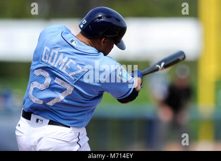 Port Charlotte, Florida, USA. 7 Mär, 2018. CHRIS URSO | Zeiten. Tampa Bay Rays outfielder Carlos Gomez (27) verbindet für ein einzelnes im ersten Inning eines Frühling Training Spiel zwischen der Tampa Bay Rays und die Baltimore Orioles Mittwoch, 07. März 2018 in Port Charlotte. Quelle: Chris Urso/Tampa Bay Zeiten/ZUMA Draht/Alamy leben Nachrichten Stockfoto