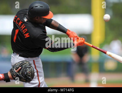 Port Charlotte, Florida, USA. 7 Mär, 2018. CHRIS URSO | Zeiten. Baltimore Orioles Shortstop Tim Beckham (1) Fouls einen Ball in den steht im ersten Inning eines Frühling Training Spiel zwischen der Tampa Bay Rays und die Baltimore Orioles Mittwoch, 07. März 2018 in Port Charlotte. Quelle: Chris Urso/Tampa Bay Zeiten/ZUMA Draht/Alamy leben Nachrichten Stockfoto