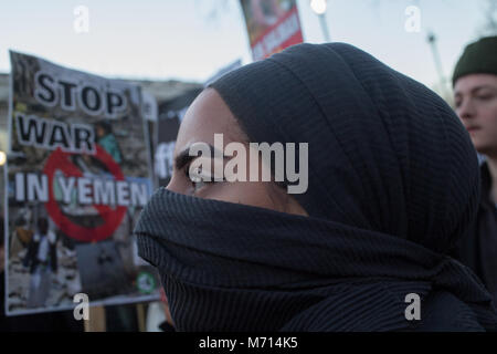 London UK 7 März 2018 Demonstranten halten Plakate und Gesang in Opposition zum saudischen Kronprinz Mohammed Bin Salman gegenüber Downing Street als Kronprinz Besuche der britische Premierminister Theresa May Credit: Thabo Jaiyesimi/Alamy leben Nachrichten Stockfoto