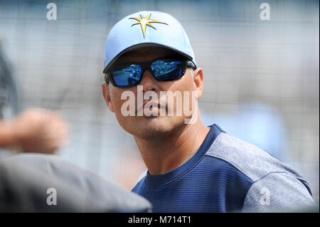 Port Charlotte, Florida, USA. 7 Mär, 2018. CHRIS URSO | Zeiten. Tampa Bay Rays manager Kevin Cash sieht auf den Ständen aus dem Dugout im ersten Inning eines Frühling Training Spiel zwischen der Tampa Bay Rays und die Baltimore Orioles Mittwoch, 07. März 2018 in Port Charlotte. Quelle: Chris Urso/Tampa Bay Zeiten/ZUMA Draht/Alamy leben Nachrichten Stockfoto