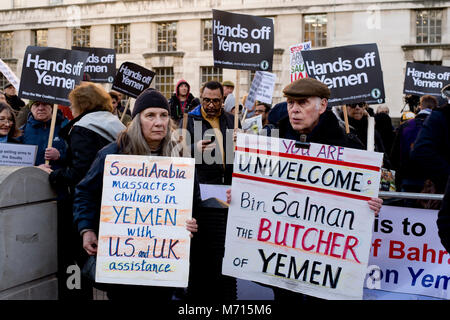 London, Großbritannien. 7.März 2018. Protest in Whitehall (gegenüber der Downing Street) gegen den Besuch von Kronprinz Mohammed Bin Salman von Saudi-arabien, wegen der Menschenrechtsverletzungen, der Bombardierung im Jemen und in Britischen Verkauf von Waffen. Credit: Jenny Matthews/Alamy leben Nachrichten Stockfoto