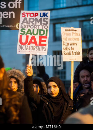 London, Vereinigtes Königreich. 7. März 2018. Die Demonstranten halten Plakate und Gesang in Opposition zum saudischen Kronprinz Mohammed Bin Salman gegenüber Downing Street als Kronprinz Besuche der britische Premierminister Theresa May. Michael Tubi/Alamy leben Nachrichten Stockfoto