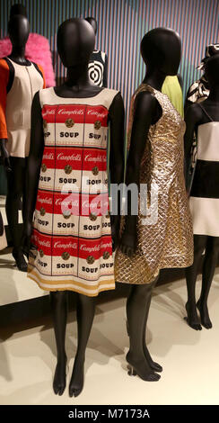 New York City, New York, USA. 7 Mär, 2018. Ein Blick auf die "Souper Kleid" von Papier im Mod New York Ausstellung über 60er Mode am Museum der Stadt New York. Durch die Campbell Soup Company für $ 1,00 und zwei Suppe können Etiketten angeboten. Das Kleid ist mit Andy Warhol inspirierte Suppe können Grafiken und spiegelt die Mitte der 60er Jahre das Interesse an Pop und Op Art.' Das souper Kleid" jetzt auf eBay verkauft für Tausende von Dollar. Credit: Nancy Kaszerman/ZUMA Draht/Alamy leben Nachrichten Stockfoto