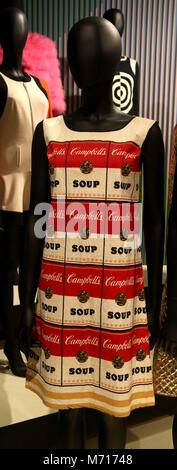New York City, New York, USA. 7 Mär, 2018. Ein Blick auf die "Souper Kleid" von Papier im Mod New York Ausstellung über 60er Mode am Museum der Stadt New York. Durch die Campbell Soup Company für $ 1,00 und zwei Suppe können Etiketten angeboten. Das Kleid ist mit Andy Warhol inspirierte Suppe können Grafiken und spiegelt die Mitte der 60er Jahre das Interesse an Pop und Op Art.' Das souper Kleid" jetzt auf eBay verkauft für Tausende von Dollar. Credit: Nancy Kaszerman/ZUMA Draht/Alamy leben Nachrichten Stockfoto