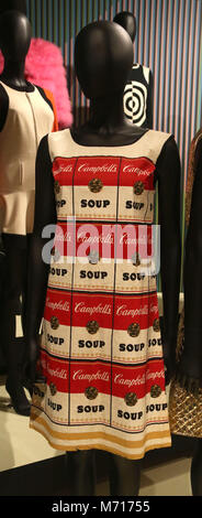 New York City, New York, USA. 7 Mär, 2018. Ein Blick auf die "Souper Kleid" von Papier im Mod New York Ausstellung über 60er Mode am Museum der Stadt New York. Durch die Campbell Soup Company für $ 1,00 und zwei Suppe können Etiketten angeboten. Das Kleid ist mit Andy Warhol inspirierte Suppe können Grafiken und spiegelt die Mitte der 60er Jahre das Interesse an Pop und Op Art.' Das souper Kleid" jetzt auf eBay verkauft für Tausende von Dollar. Credit: Nancy Kaszerman/ZUMA Draht/Alamy leben Nachrichten Stockfoto