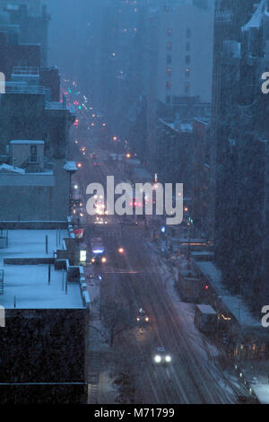 New York, USA. März 7. Schnee auf der West 23. Straße im Chelsea in Manhattan wie ein Orkan heute geschlagen, mit erwarteten Ansammlungen von 6-10 cm Schnee. Stockfoto