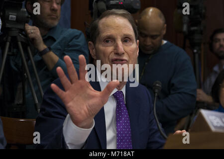 Washington, District of Columbia, USA. 7 Mär, 2018. United States Senator Ron Wyden, Demokrat von Oregon, spricht mit Vernehmung von Zeugen während der Anhörung durch den Senat Demokraten zum Schutz der Kinder von Waffengewalt auf dem Capitol Hill in Washington D. C. am 7. März 2018 statt. Credit: Alex Edelman/CNP Credit: Alex Edelman/CNP/ZUMA Draht/Alamy leben Nachrichten Stockfoto