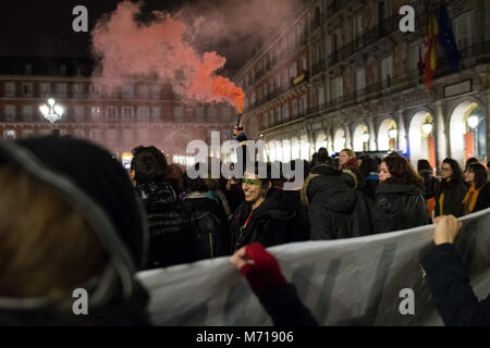 Madrid, Spanien. 7. März, 2018. Eine Frau Protest Aufruf für ein Streik und anspruchsvollen Gleichstellung am Internationalen Frauentag Die beginnen, in Madrid, Spanien. Credit: Marcos del Mazo/Alamy leben Nachrichten Stockfoto