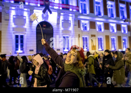 Madrid, Spanien. 7. März, 2018. Eine Frau, die eine Blume Protest Aufruf für ein Streik und anspruchsvollen Gleichstellung am Internationalen Frauentag Die beginnen, in Madrid, Spanien. Credit: Marcos del Mazo/Alamy leben Nachrichten Stockfoto