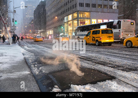 New York City, USA. 7. März, 2018. Schneefall in New York City, USA, Mittwoch, 07. März 2018., Fifth Avenue Credit: Nino Marcutti/Alamy leben Nachrichten Stockfoto