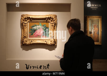 07 März 2018, Niederlande, Maastricht: ein Besucher steht vor dem Gemälde "Flieder" von Vincent van Gogh auf dem Stand der Galerie Hammer an der internationalen Kunst- und Antiquitätenmesse TEFAF. Die Messe findet vom 09. bis 18. März 2018. Foto: Oliver Berg/dpa - ACHTUNG: Nur zur redaktionellen Verwendung im Zusammenhang mit Berichterstattung über die Kunstmesse TEFAF Stockfoto