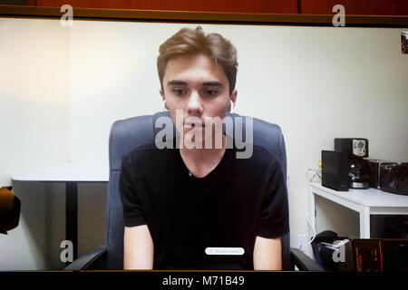 17-jährige Marjory Stoneman Douglas High School student David Hogg spricht mit den Vereinigten Staaten Senat Demokraten über Skype während einer Anhörung zum Schutz von Kindern vor Waffengewalt auf dem Capitol Hill in Washington D. C. am 7. März, 2018. Credit: Alex Edelman/CNP/MediaPunch Stockfoto