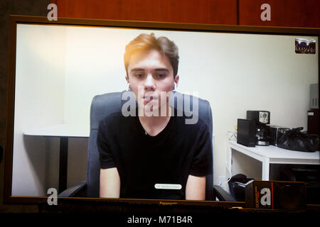 17-jährige Marjory Stoneman Douglas High School student David Hogg spricht mit den Vereinigten Staaten Senat Demokraten über Skype während einer Anhörung zum Schutz von Kindern vor Waffengewalt auf dem Capitol Hill in Washington D. C. am 7. März, 2018. Credit: Alex Edelman/CNP/MediaPunch Stockfoto