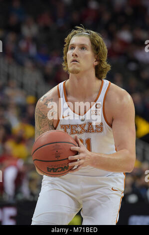 Kansas City, Missouri, USA. 07 Mär, 2018. Texas Longhorns, Dylan Osetkowski (21) sieht die Kugel während der 2018 Phillips 66 grosse 12 Men's Basketball Championship Spiel zwischen der Texas Longhorns und der Iowa State Wirbelstürme an der Sprint Center in Kansas City, Missouri zu schießen. Kendall Shaw/CSM/Alamy leben Nachrichten Stockfoto