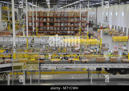 (180308) - Peking, 8. März 2018 (Xinhua) - Datei Foto am 16 Juli, 2015 zeigt Arbeiten an der Amazon Fulfillment Center in Tracy, die Vereinigten Staaten von Amerika. Die boomende grenzüberschreitenden Online-shopping unter den chinesischen Verbrauchern hat das Geschäft der überseeischen Plattformen für den e-Commerce gesteigert. China zielt darauf ab, die wirtschaftliche Expansion bei rund 6,5 Prozent zu sehen dieses Jahr, entsprechend der Arbeit der Regierung Bericht Montag freigegeben wurde. Die geplante Ausweitung der Wirtschaft in diesem Jahr sollte auch innerhalb der Reichweite ohne große Schwierigkeiten, nach der chinesischen ökonomischen Beobachter. Dieses Urteil ist auf die Aussicht, dass China Stockfoto