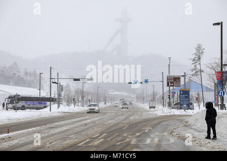 Pyeongchang, Südkorea. Pyeongchang, Südkorea. 08 März 2018, Paralympics. Die Schanze kann kaum im Schnee erkannt werden. Skifahren Training hat wegen starker Schneefälle abgesagt werden. Quelle: dpa Picture alliance/Alamy leben Nachrichten Stockfoto