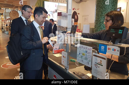 (180308) - Peking, 8. März 2018 (Xinhua) - Datei Foto am 7. April, 2017 zeigt ein Kunde mit China Mobile Payment app Alipay an Eataly Supermarkt in Rom, Italien, zahlt. China zielt darauf ab, die wirtschaftliche Expansion bei rund 6,5 Prozent zu sehen dieses Jahr, entsprechend der Arbeit der Regierung Bericht Montag freigegeben wurde. Die geplante Ausweitung der Wirtschaft in diesem Jahr sollte auch innerhalb der Reichweite ohne große Schwierigkeiten, nach der chinesischen ökonomischen Beobachter. Dieses Urteil ist auf die Aussicht, dass China ist ein blühendes Jahr für den Verbrauch zu genießen, eine höhere Qualität von Wachstum und eine weitere Öffnung des Marktes, Wh basierend Stockfoto