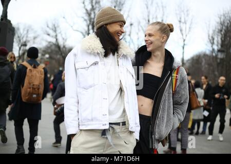 Paris, Frankreich. 06 Mär, 2018. Bei der Ankunft im Chanel Show Paris Fashion Week - März 6, 2018 - die Credit: Runway Manhattan/Valentina Ranieri *** Für die redaktionelle Nutzung nur*** | Verwendung weltweit/dpa/Alamy leben Nachrichten Stockfoto