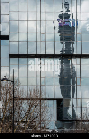 BT Tower, spiegelt sich in einem Bürogebäude in der Nähe von Euston, London. Stockfoto