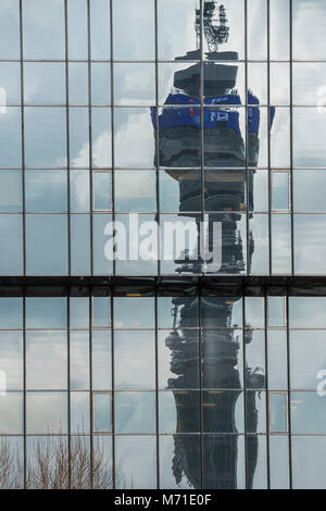 BT Tower, spiegelt sich in einem Bürogebäude in der Nähe von Euston, London. Stockfoto