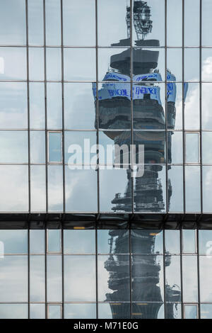 BT Tower, spiegelt sich in einem Bürogebäude in der Nähe von Euston, London. Stockfoto