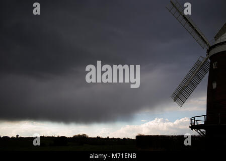 Thaxted Essex in England. John Webb's Mühle erbaut im Jahre 1804. März 2018 Sturm, Wolken und Regen approching Thaxted esse England Wikipeadia John Web Stockfoto