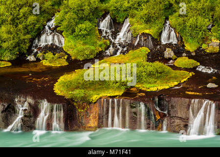 Faszinierende Wasserfall Hraunfossar in Island. Stockfoto