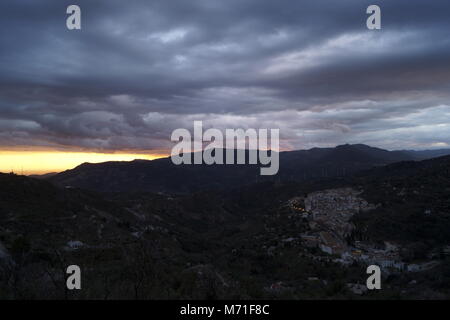 Dunkle bewölkter Himmel über Andalusien Stockfoto