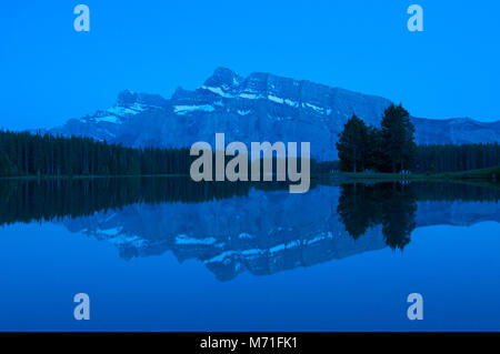 Zwei Jack See und den Mount Rundle im Banff National Park, Alberta Stockfoto