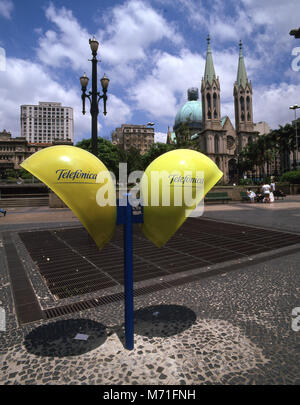 Ein öffentliches Telefon, Cathedral Square, Sao Paulo, Brasilien Stockfoto