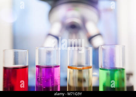 Labor Rohr wird von Wissenschaftlern und Studenten für die Analyse und Untersuchung in chemischen Laboratorien für die Forschung verwendet, Experimente in der Wissenschaft, Bildung d Stockfoto