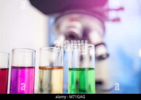 Labor Rohr wird von Wissenschaftlern und Studenten für die Analyse und Untersuchung in chemischen Laboratorien für die Forschung verwendet, Experimente in der Wissenschaft, Bildung d Stockfoto