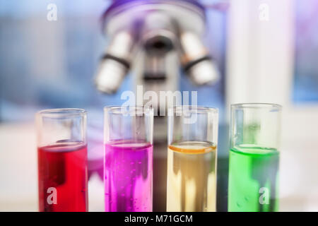 Labor Rohr wird von Wissenschaftlern und Studenten für die Analyse und Untersuchung in chemischen Laboratorien für die Forschung verwendet, Experimente in der Wissenschaft, Bildung d Stockfoto